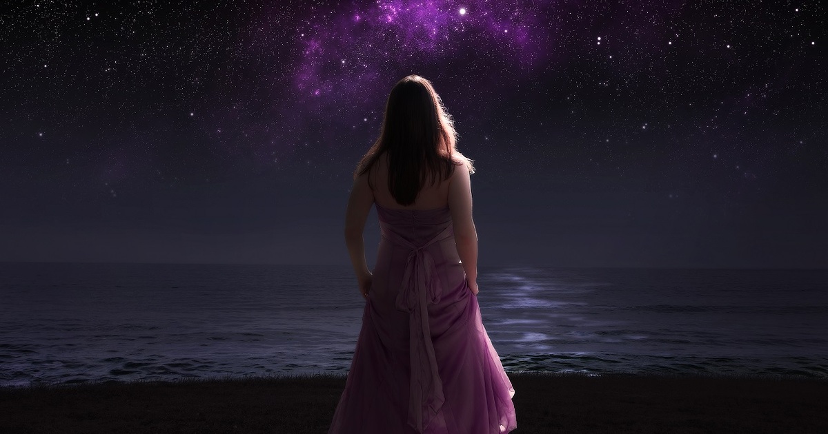 Свет это душа звезд. Девушка смотрит на звезды. Источники света душа. Женщина в профиль смотрит на звезды. @Soull_Llight.