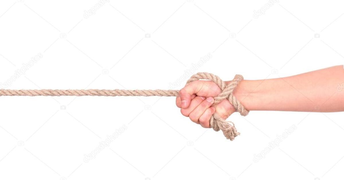 канат в руках. веревка в руке. держит веревку. держи веревку. держит веревку.